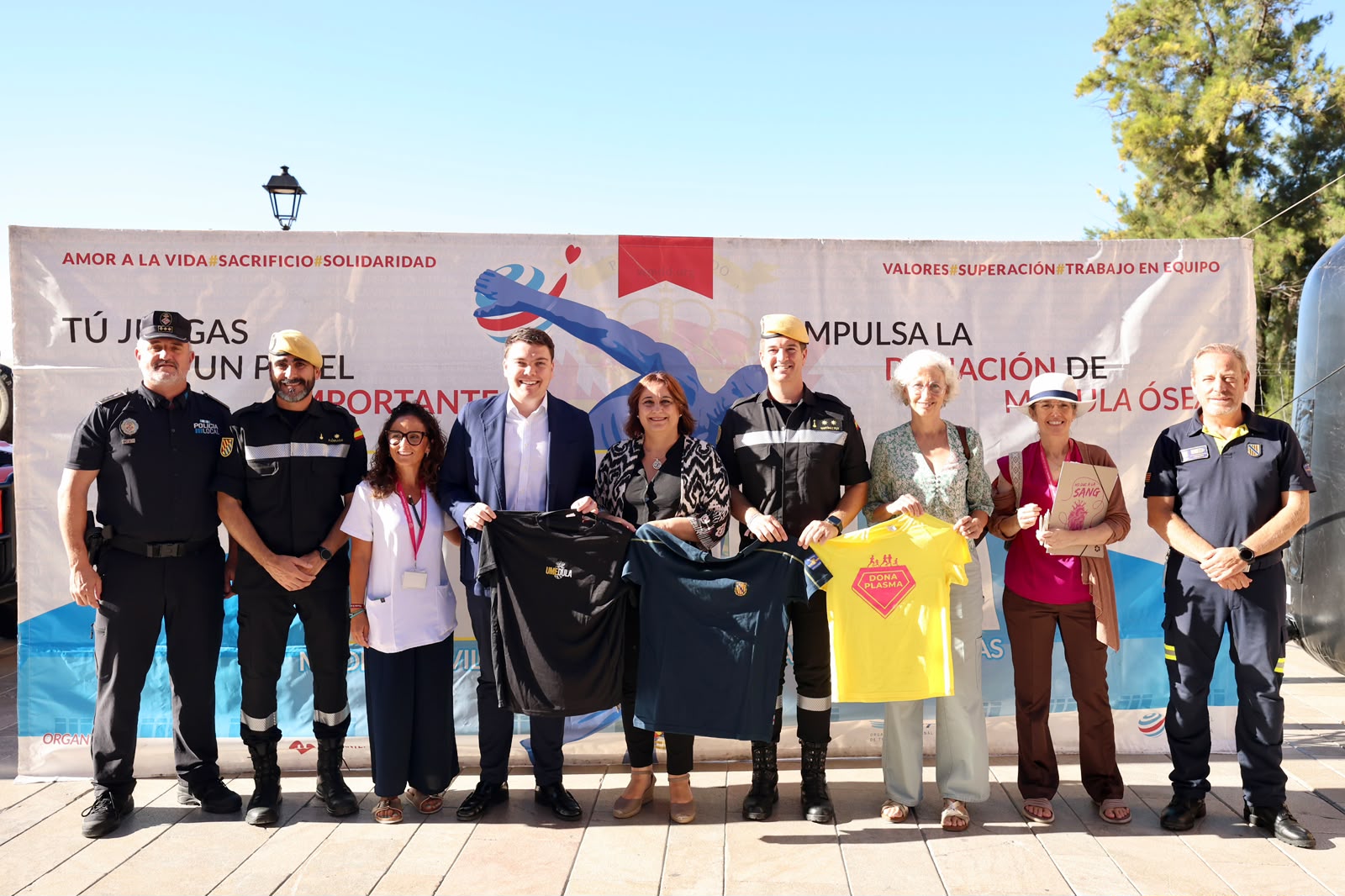 Autoritats i representants de les entitats implicades en l'organització de la campanya UMEdula.