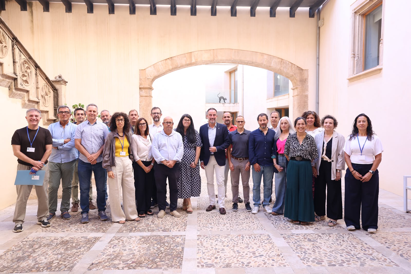 El conseller Mateo amb participants en les Jornades de Cartografia de les Comunitats Autònomes.