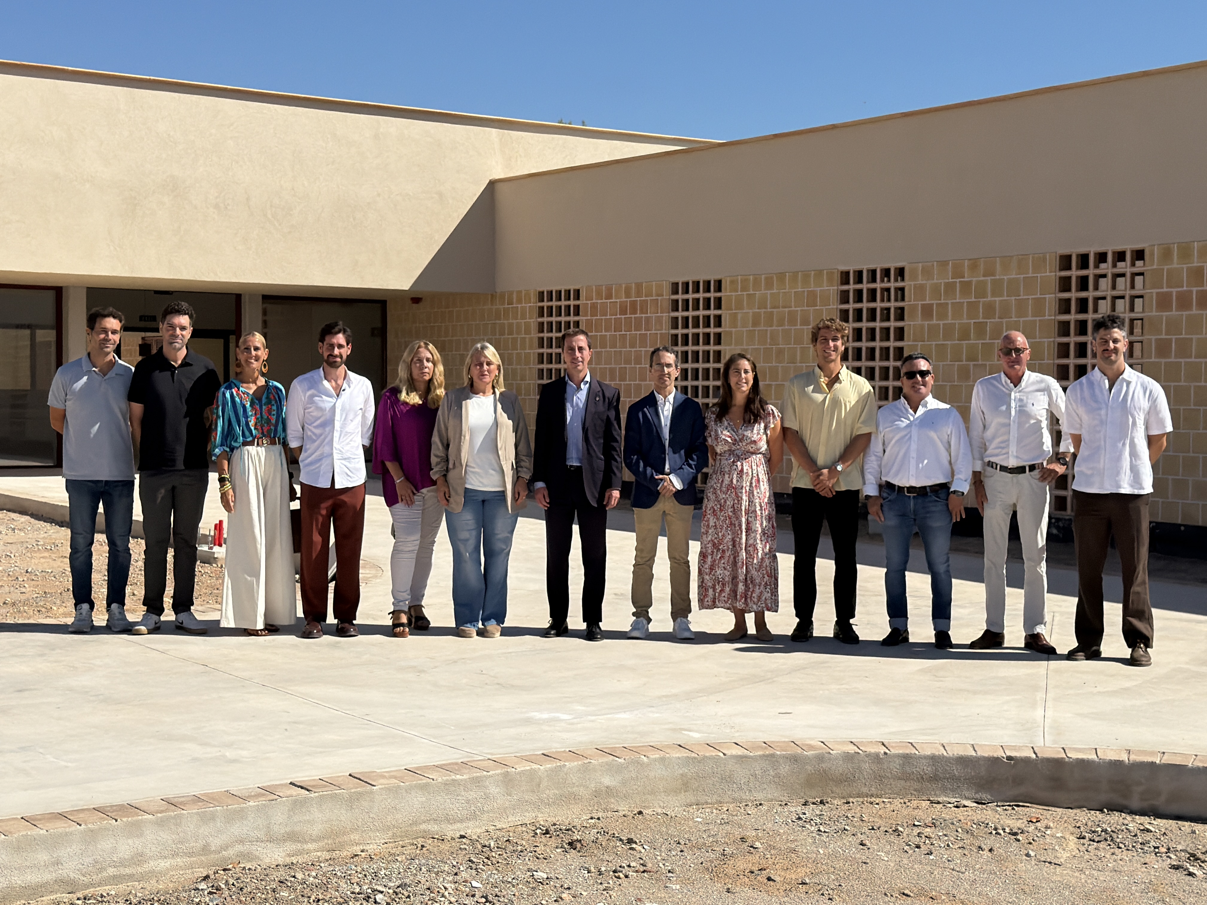 Les autoritats davant de la futura residència de Bunyola. 
