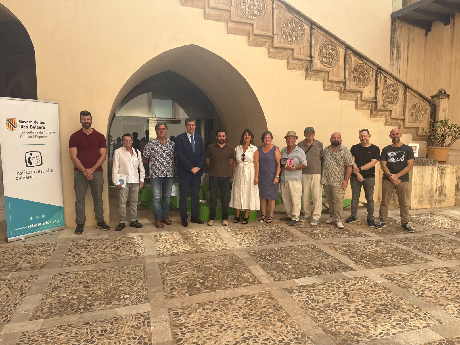 Fotografia de les autoritats amb autors. 