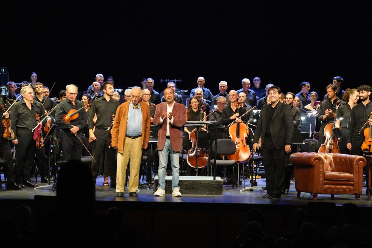 Inocencio Arias, José Luis Garci i els membres de la Simfònica saluden el públic després de l'espectacle