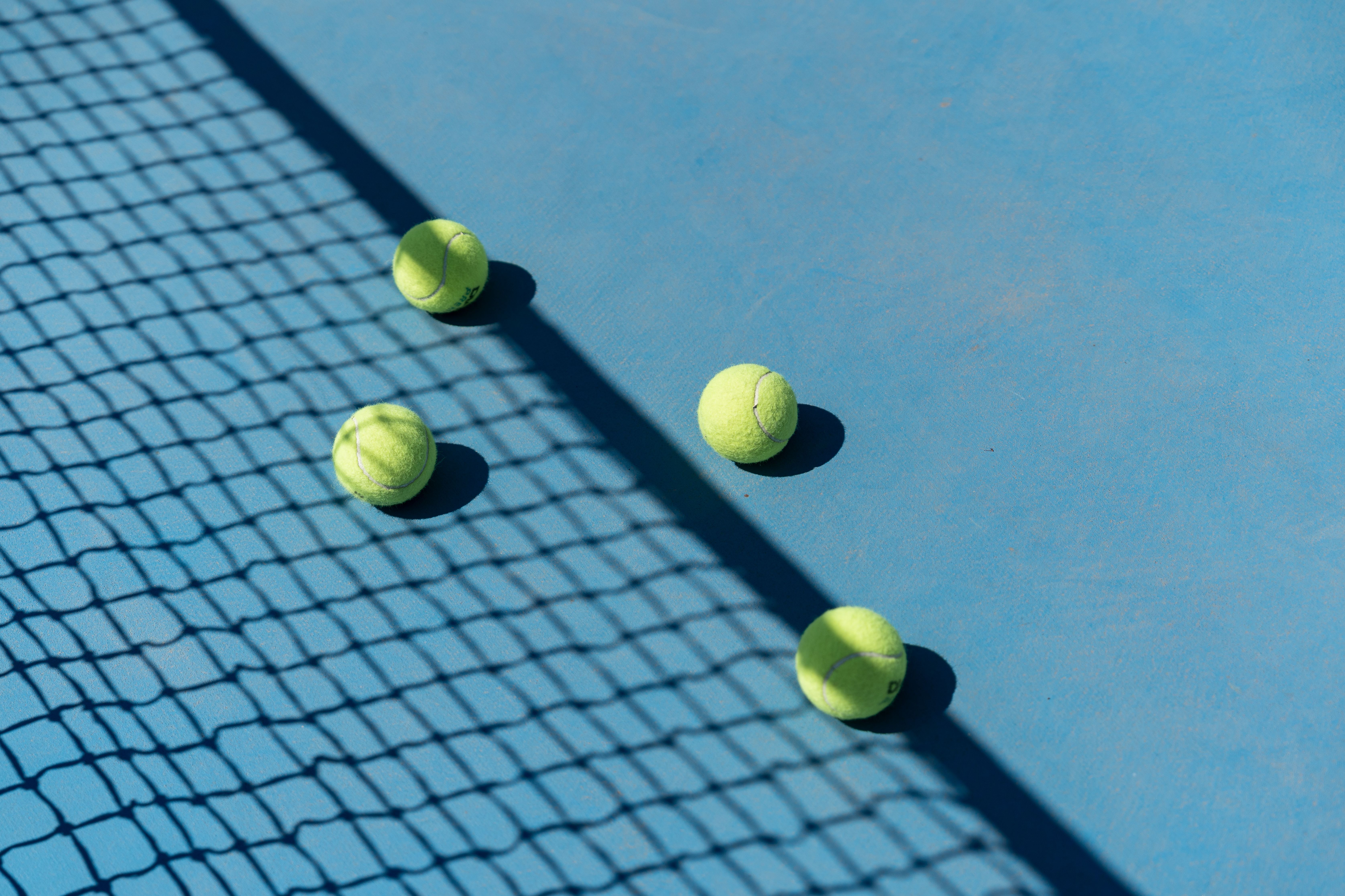 Pilotes de tennis en una pista.