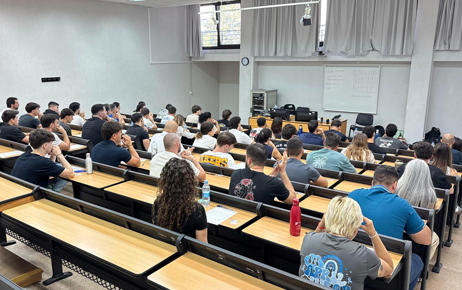 Els aspirants fan una de les proves selectives
