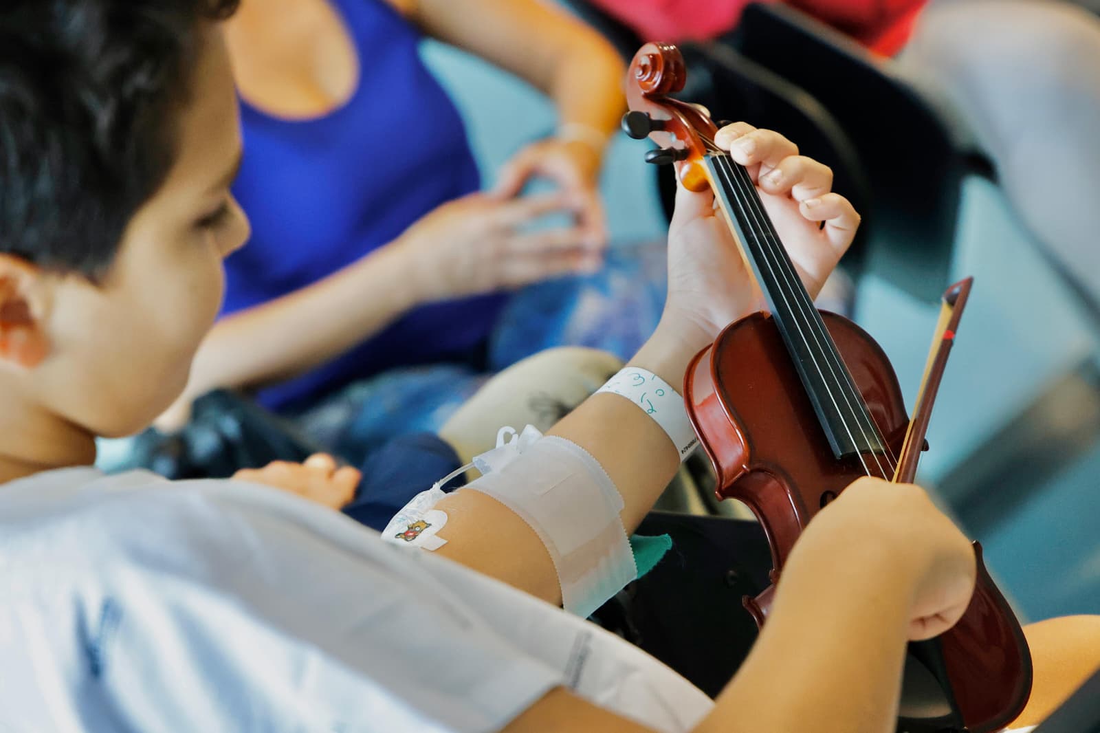 La iniciativa apropa la música en directe i els instruments als infants, joves i famílies que es troben a la Unitat de Pediatria.