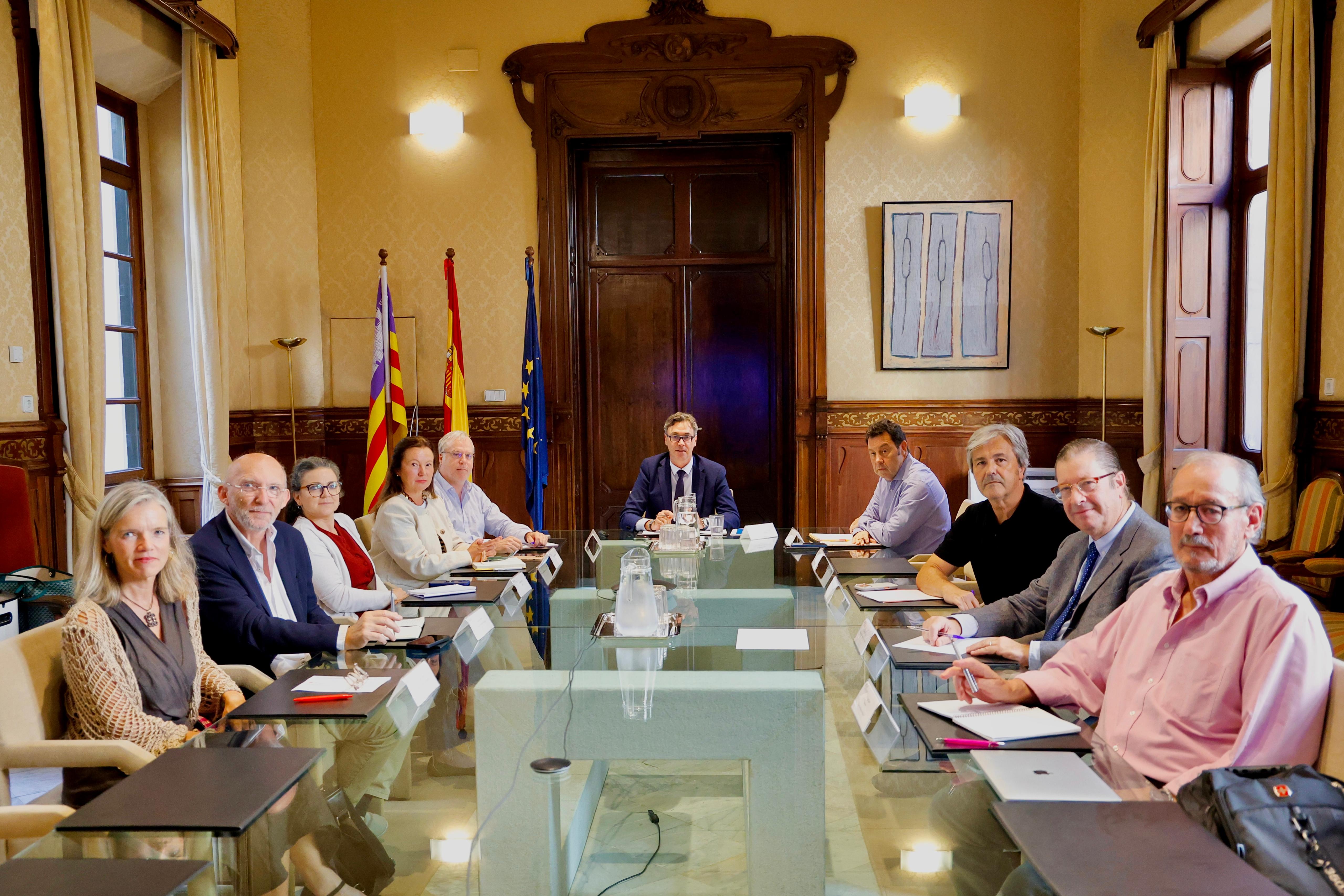 El conseller Costa, en el centre, ha presidit la reunió amb els agents socials i econòmics.