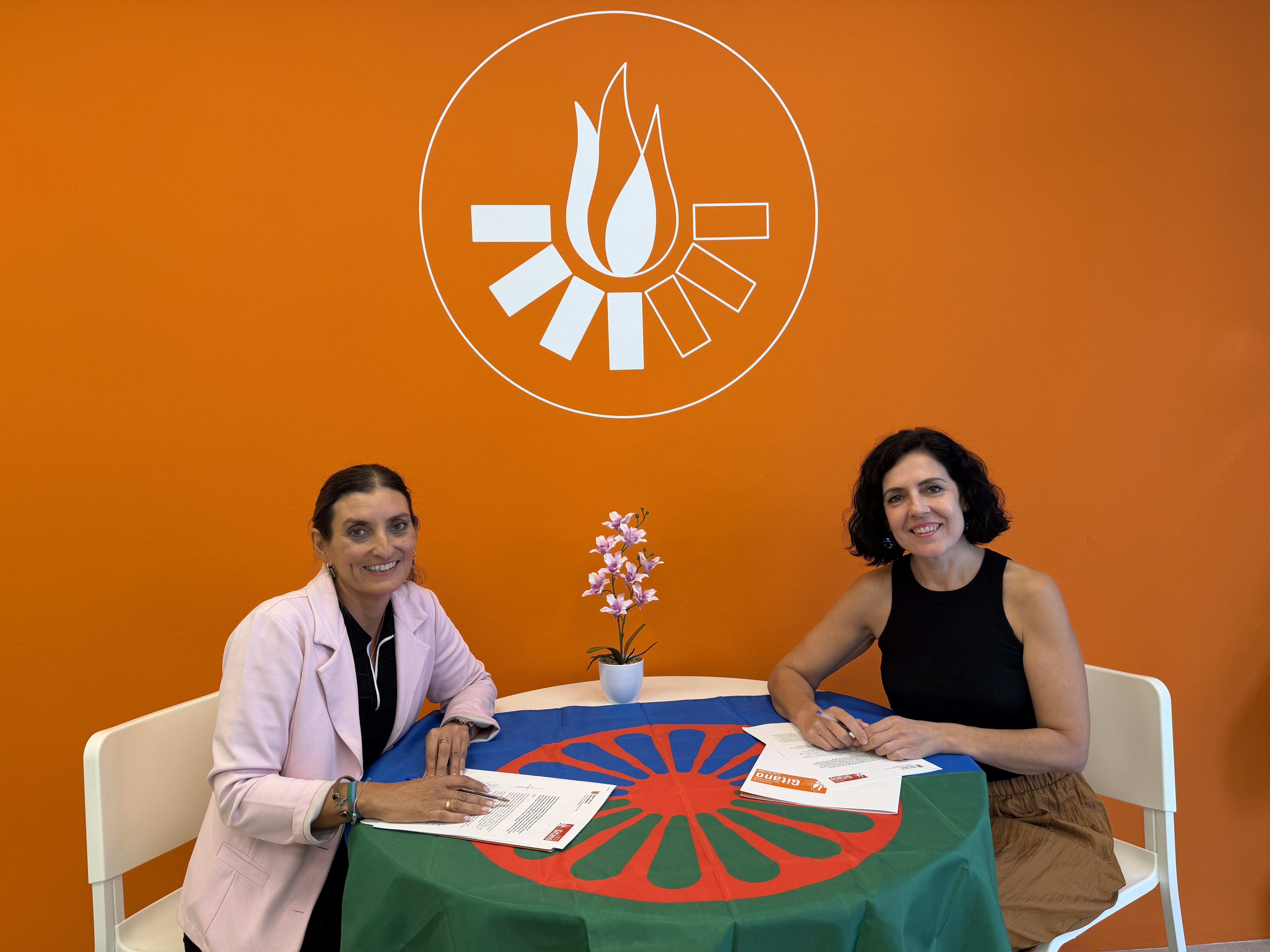  La consellera Sandra Fernández, a la dreta, i la directora general de la Fundació Secretariado Gitano, Sara Giménez.