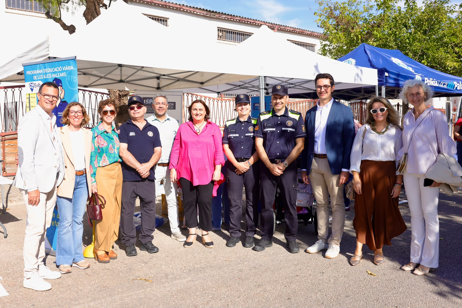 Fotografia de grup, amb la vicepresidenta Estarellas. 