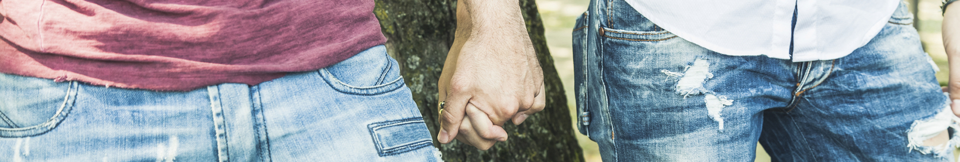 2 personas cogidas de la mano