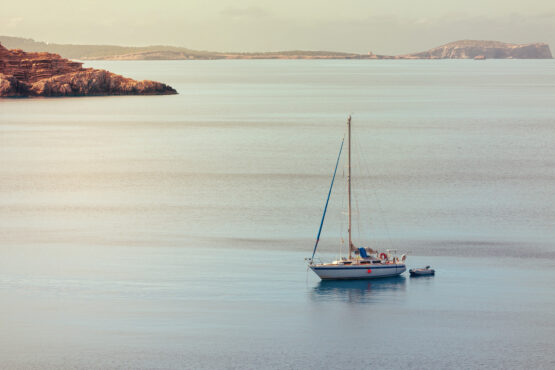 Velero en Cala Salada