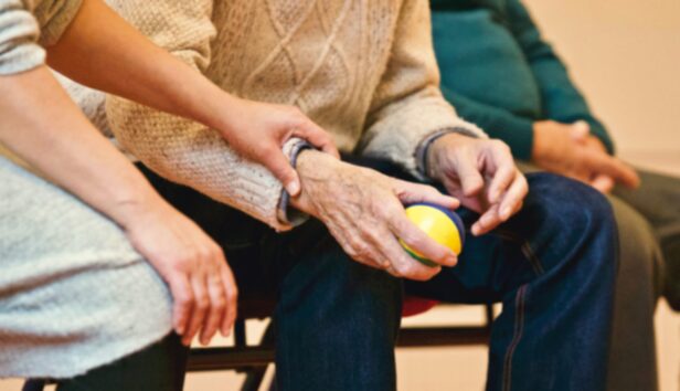 Mans de persones, una d'elles amb una petita pilota