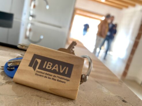 Primer plan con un llavero con el logotipo del Instituto