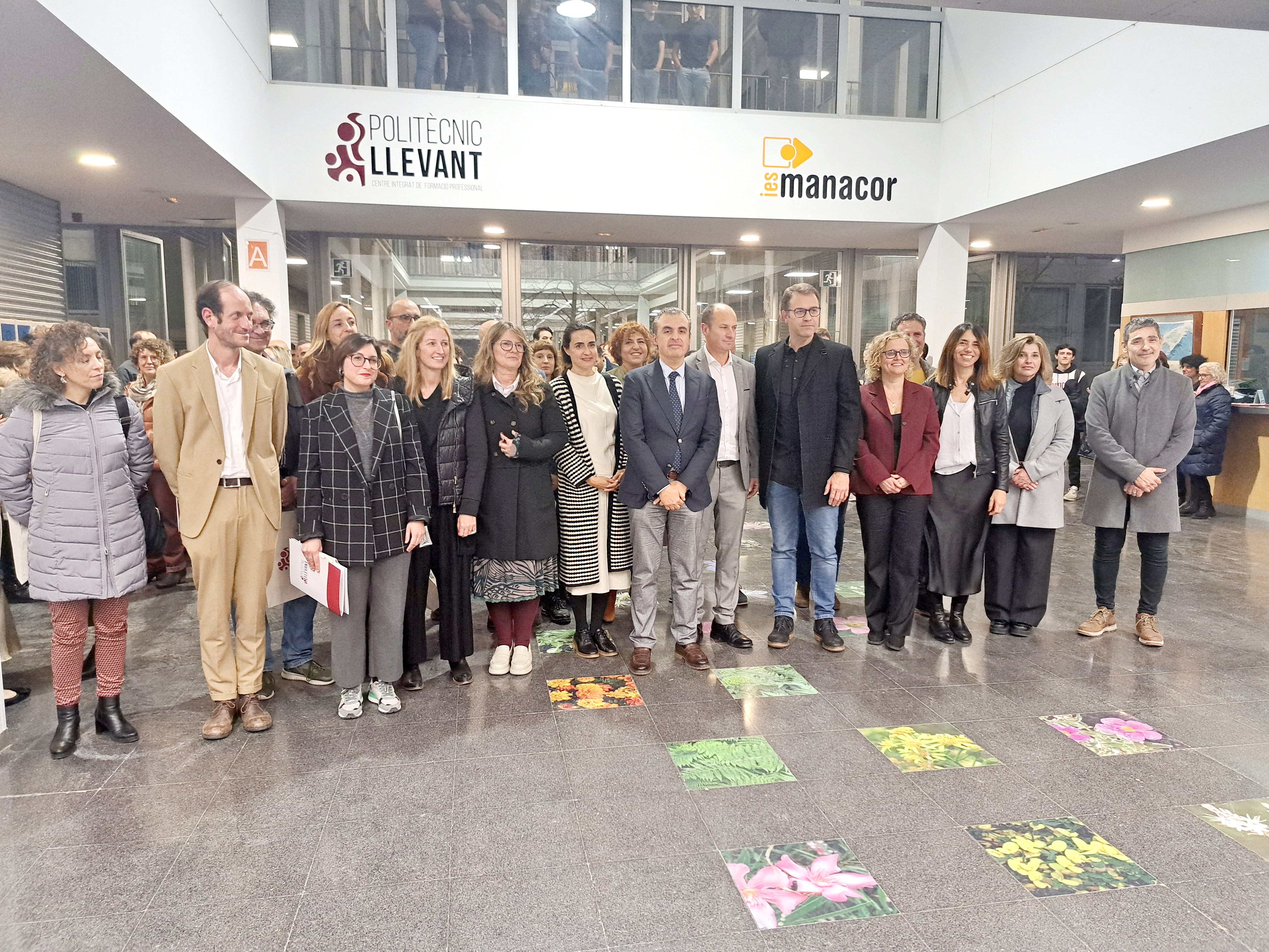 Foto de família durant la inauguració del centre