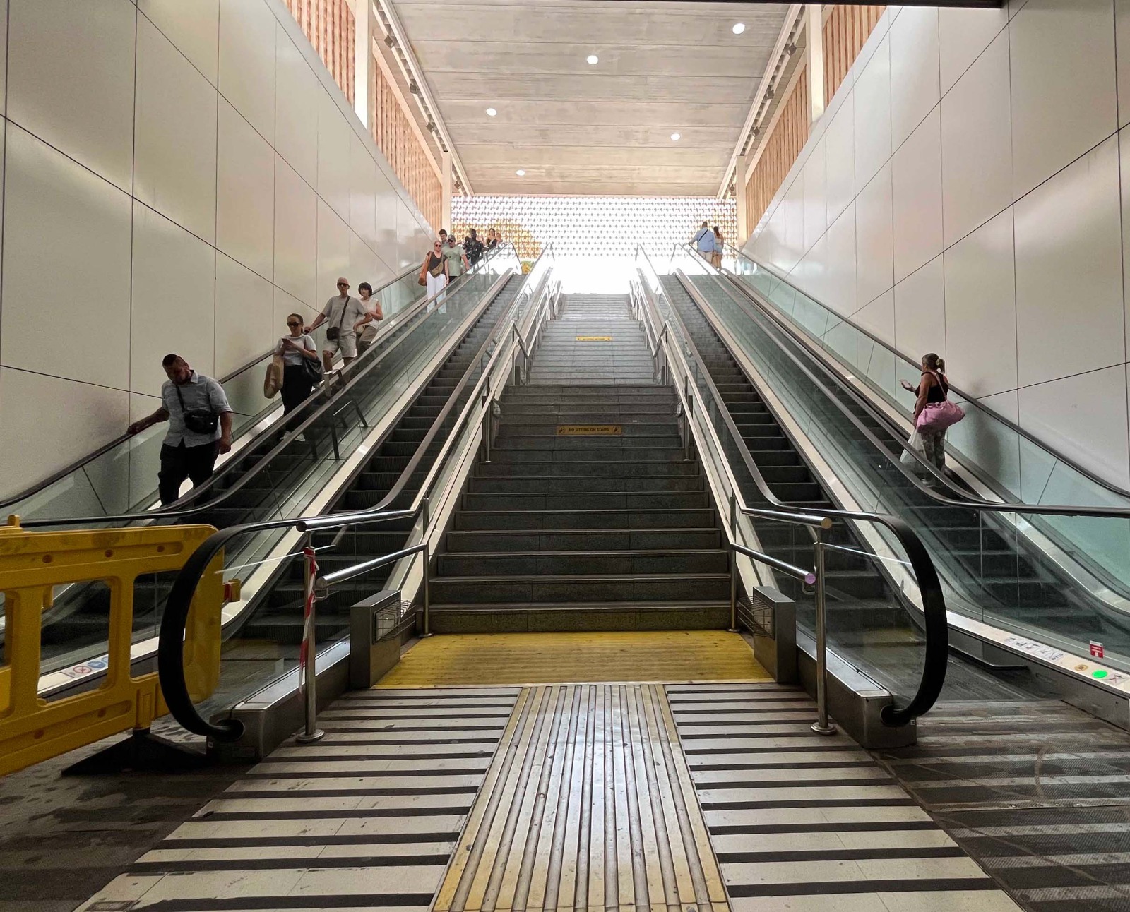 Imatge de les escales mecàniques de l'estació Intermodal.