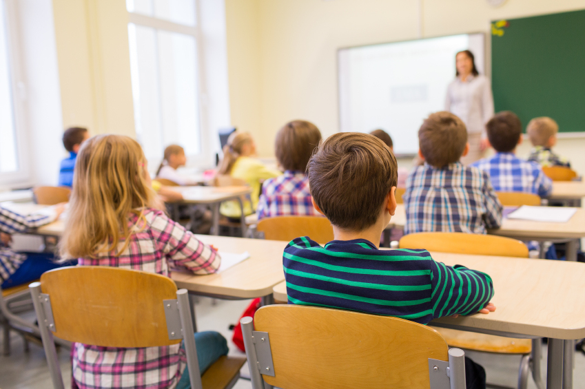 Alumnes dins un aula atenen les explicacions de la professora