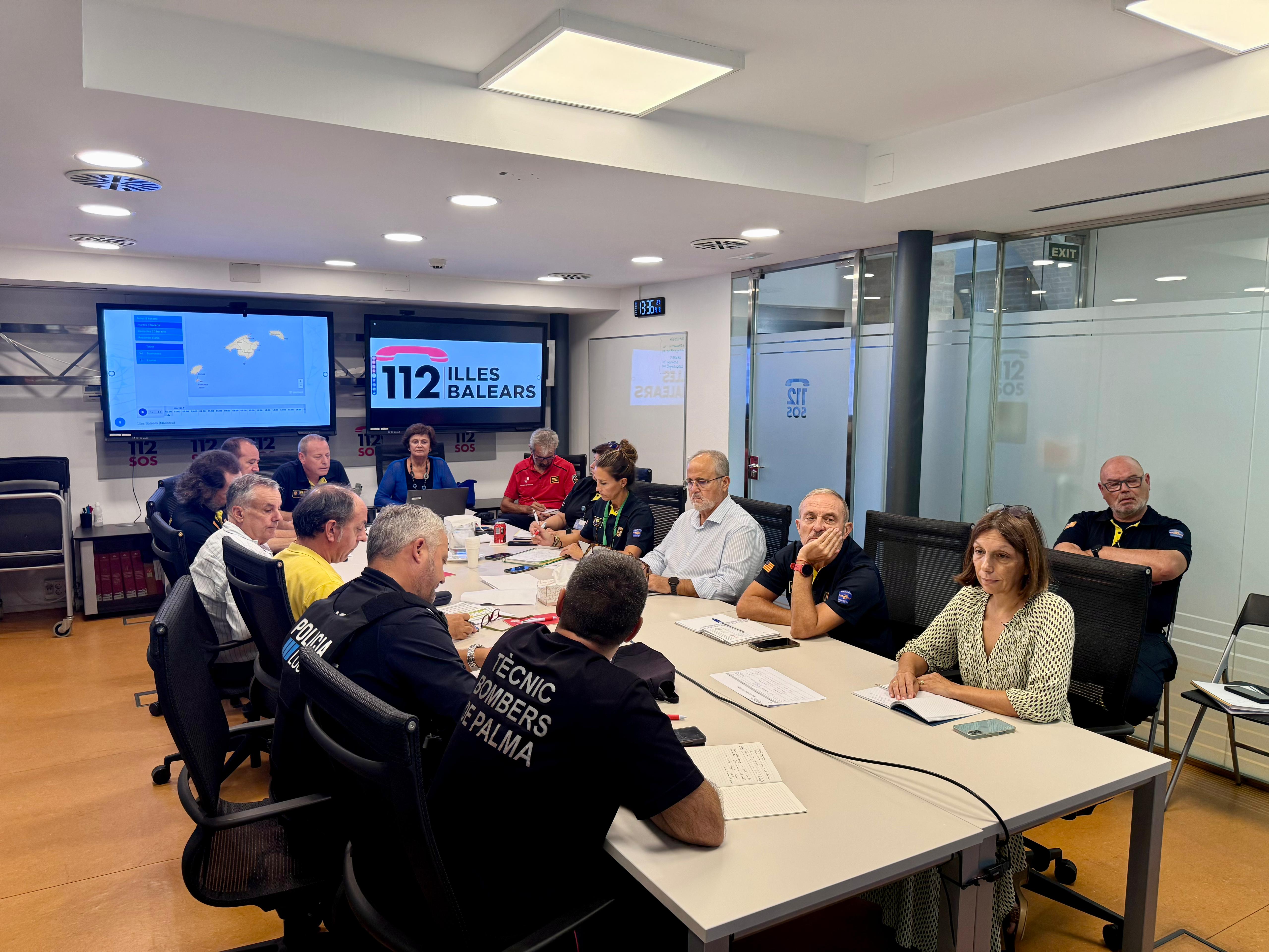Responsables de diversos cossos d'emergències reunits